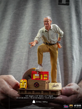 Cargar imagen en el visor de la galería, ESTATUA STAN LEE DELUXE ART SCALE 1/10 - IRON STUDIOS
